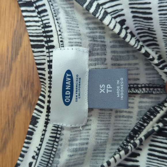 Old Navy Flowy Abstract Black And White Print Sleeveless Tank Size Women's XS - Picture 2 of 6